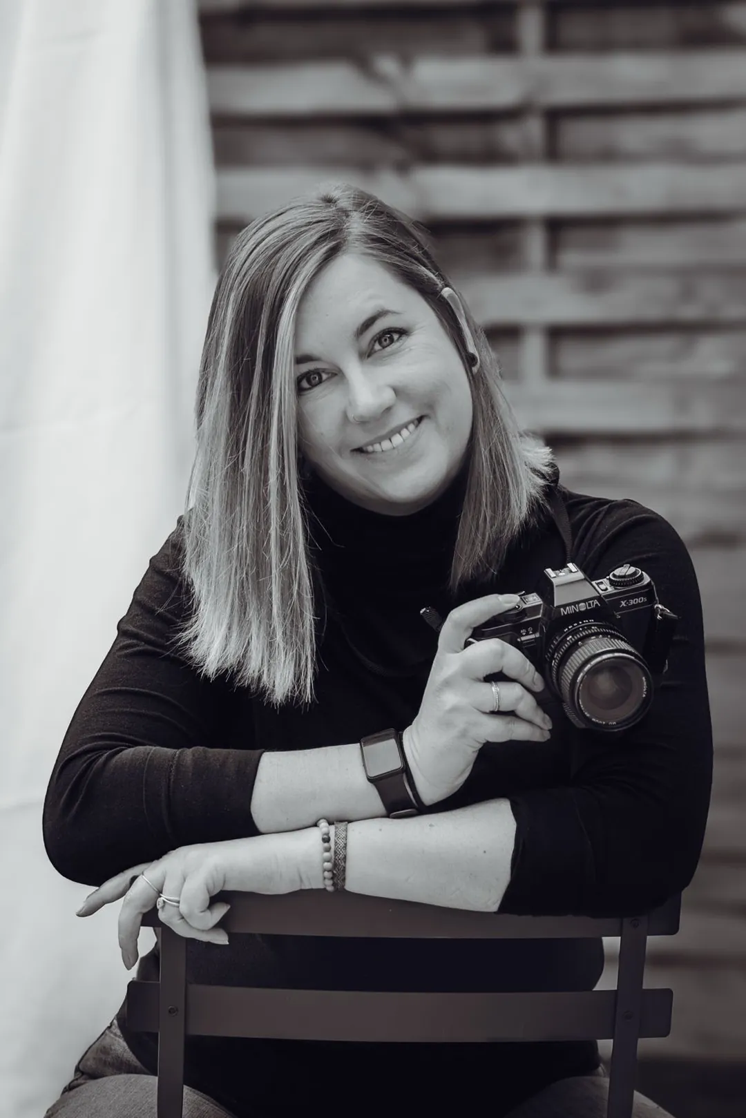 Portrait de Camille Oury, photographe, avec son appareil argentique
